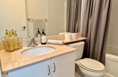 Fort York House | Spacious Comfort in City Center - Free Parking