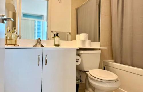 Fort York House | Spacious Comfort in City Center - Free Parking