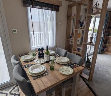 New Forest District Resort | SPACIOUS COMFORTABLE HOLIDAY HOME WITH UNIQUE LAYOUT ON 5 Star SHOREFIELD HOLIDAY PARK
