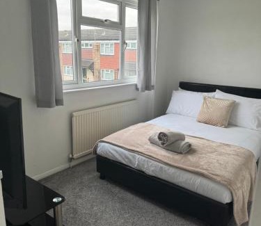 Aylesbury House | Spacious Comfortable 4 Bedroom House