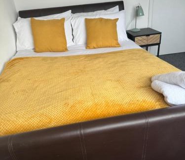 Aylesbury House | Spacious Comfortable 4 Bedroom House