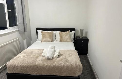 Aylesbury House | Spacious Comfortable 4 Bedroom House