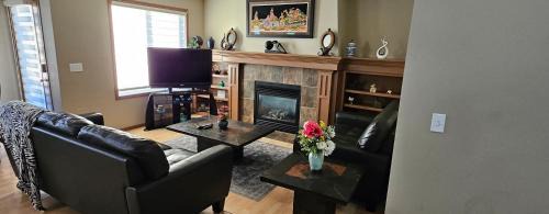 Calgary House | Spacious comfortable Air-Conditioned. Near airport!