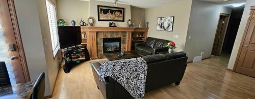 Calgary House | Spacious comfortable Air-Conditioned. Near airport!