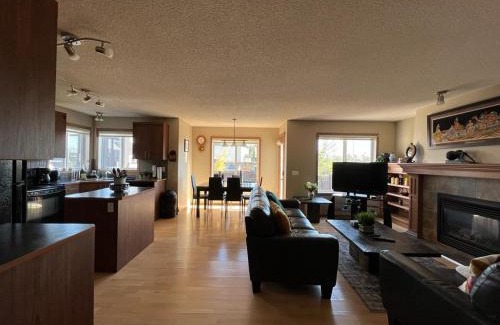 Calgary House | Spacious comfortable Air-Conditioned. Near airport!