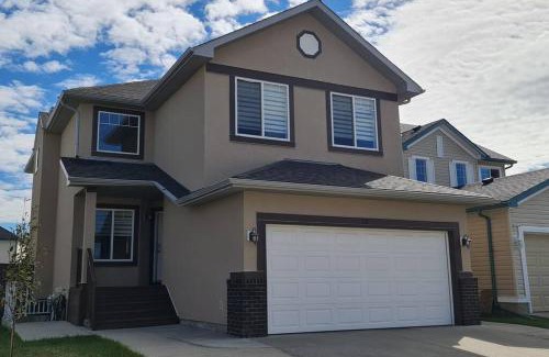 Calgary House | Spacious comfortable Air-Conditioned. Near airport!