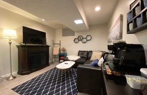 Southeast Edmonton House | Spacious & Comfy Family Suite