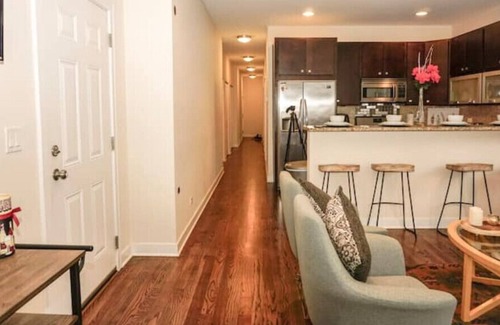 Elmwood Park Condo | Spacious Condo Centered Between Chicago and O’hare