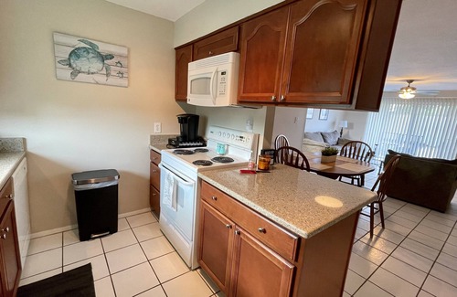 Largo Condo | 🌴 SPACIOUS CONDO W HEATED POOL & NEARBY BEACHES AND AIRPORTS🌴