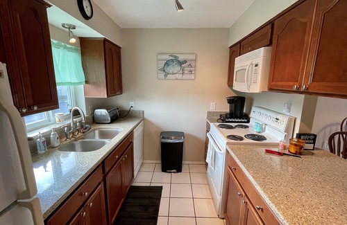Largo Condo | 🌴 SPACIOUS CONDO W HEATED POOL & NEARBY BEACHES AND AIRPORTS🌴