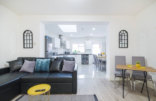 Becontree House | Spacious contractor family groups free parking