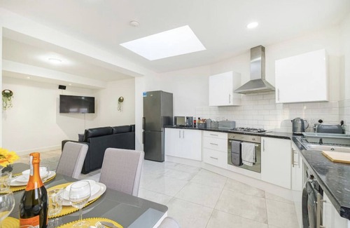 Becontree House | Spacious contractor family groups free parking