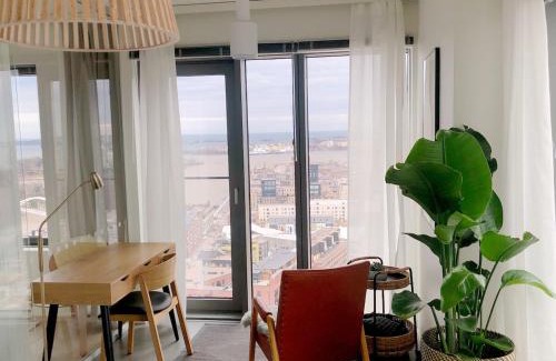 Kallio Apartment | Spacious corner apartment with sea view