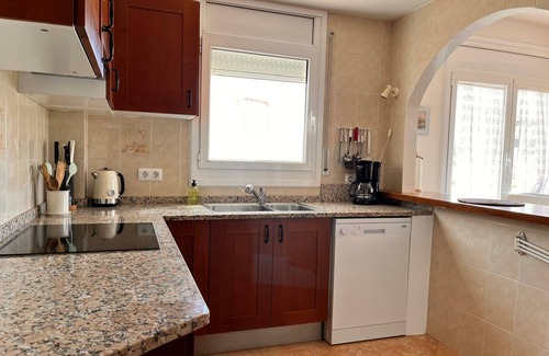 Sant Pere Pescador House | Spacious Costa Brava Home: BBQ, WiFi, Parking, Near Beach, Sleeps 7