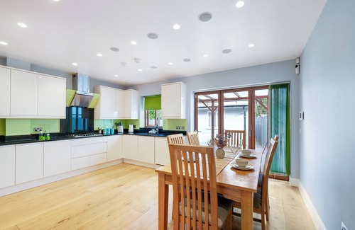 Southbury House | Spacious & Cosy 3 bedroom house