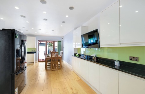Southbury House | Spacious & Cosy 3 bedroom house