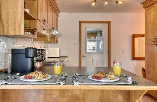 La Macaza House | Spacious cottage in forest, with spa + lake access