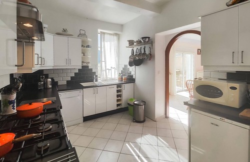 Herepian House | Spacious cottage with pool in Herepian.