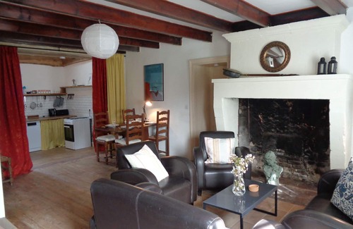 Yviers House | Spacious country gite sleeps 2 or 4 near Chalais - ideal for wedding guests