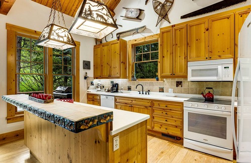 Granite Ridge House | Spacious Cozy Cabin w/Deck, Private Hot Tub, Grill - Amazing In-Village Locale