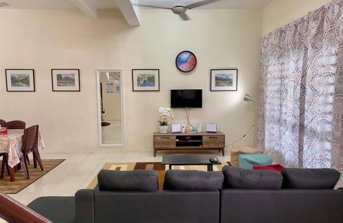 Bota House | Spacious cozy Lakeville homestay 4 bedrooms all with AirCond