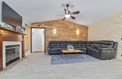 Spring Hill House | Spacious cozy retreat with heated pool near beaches, clear river and springs!