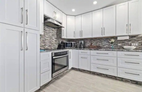 Spring Hill House | Spacious cozy retreat with heated pool near beaches, clear river and springs!