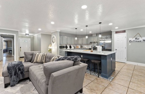 Kreole House | Spacious, cozy retreat, close to beaches, shopping, food & fun @ the Gulf Coastn