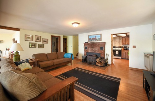 Norway House | Spacious, cozy waterfront cottage on Norway Lake with hiking trails nearby.
