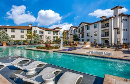 McNeil Apartment | Spacious CozySuites on I-35 w/pool and parking #03