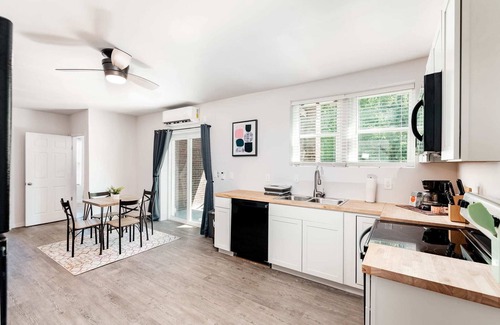 DeBaliviere Place Apartment | Spacious Cozysuites 2BR Condo w/parking! 02