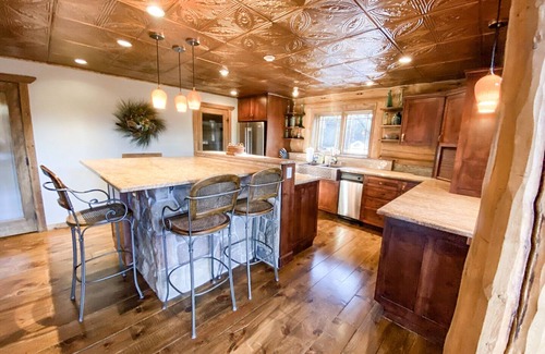 Fairplay Cabin | Spacious Custom Cabins w/Hot Tub and 3 Car Garage - Lodge at Flamingo Acres