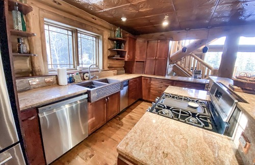 Fairplay Cabin | Spacious Custom Cabins w/Hot Tub and 3 Car Garage - Lodge at Flamingo Acres