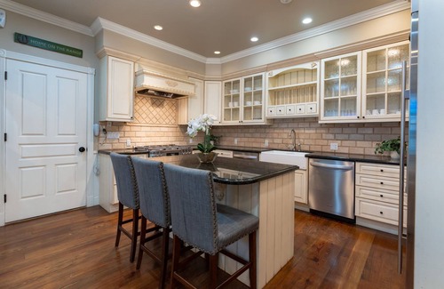 Aspen House | Spacious Designer 3BR Victorian with AC & Hot Tub