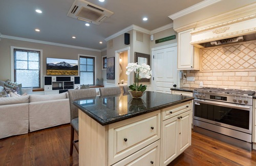 Aspen House | Spacious Designer 3BR Victorian with AC & Hot Tub