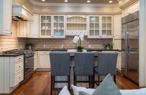 Aspen House | Spacious Designer 3BR Victorian with AC & Hot Tub