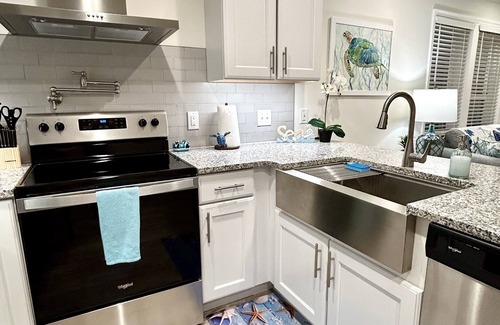 Bouvet Island House | Spacious~Dog Friendly~Partial River View~Heated Pool~BBQ Grill~Gym~Laundry too!