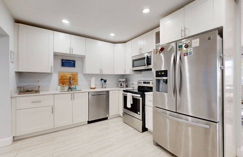 Bayshore Beautiful House | Spacious dog-friendly home with firepit, grill, enclosed backyard, Ping-Pong, AC