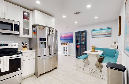 Bayshore Beautiful House | Spacious dog-friendly home with firepit, grill, enclosed backyard, Ping-Pong, AC