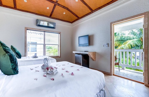 Placencia Resort | Spacious Double Room w/WiFi, Jacuzzi Tub, & Mini Bar