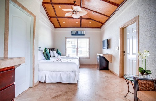 Placencia Resort | Spacious Double Room w/WiFi, Jacuzzi Tub, & Mini Bar