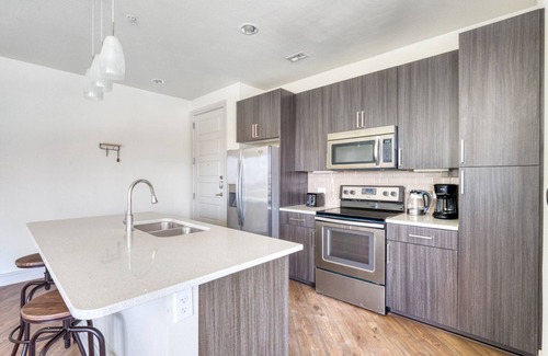 West End Apartment | Spacious Downtown 1 BR w/Gym, W/D, Pool, walk to 6th St, by Blueground