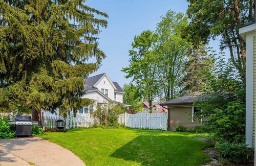 Appleton House | -Spacious Downtown Character Home 4 bedroom 3 bath