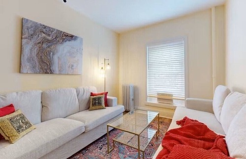 Downtown Apartment | Spacious Downtown Frederick, 3 BR, Full Kitchen Off Street Parking