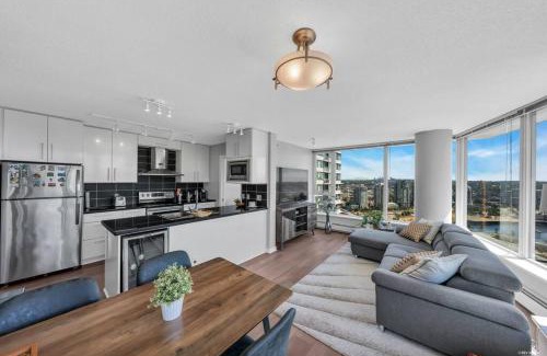 Crosstown Apartment | Spacious DT 2-BDR High-rise with view, pool, gym