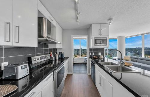 Crosstown Apartment | Spacious DT 2-BDR High-rise with view, pool, gym