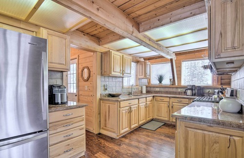 Duck Creek Village Cabin | Spacious Duck Creek Village Cabin w/Hot Tub!