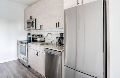 Edgewater Apartment | Spacious Edgewater 2BR w/ Gym & Lounge, nr Red Line, by Blueground