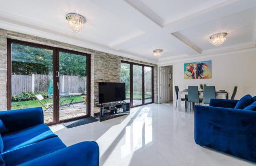 Ellenbrook House | Spacious & Elegant 5 Bed Detached in Worsley, Manchester- The Green