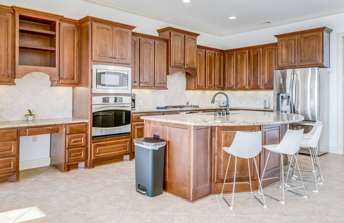 Lake Houston House | Spacious & Elegant Lakefront Getaway W/ Game Room, Free WiFi & Movie Theater